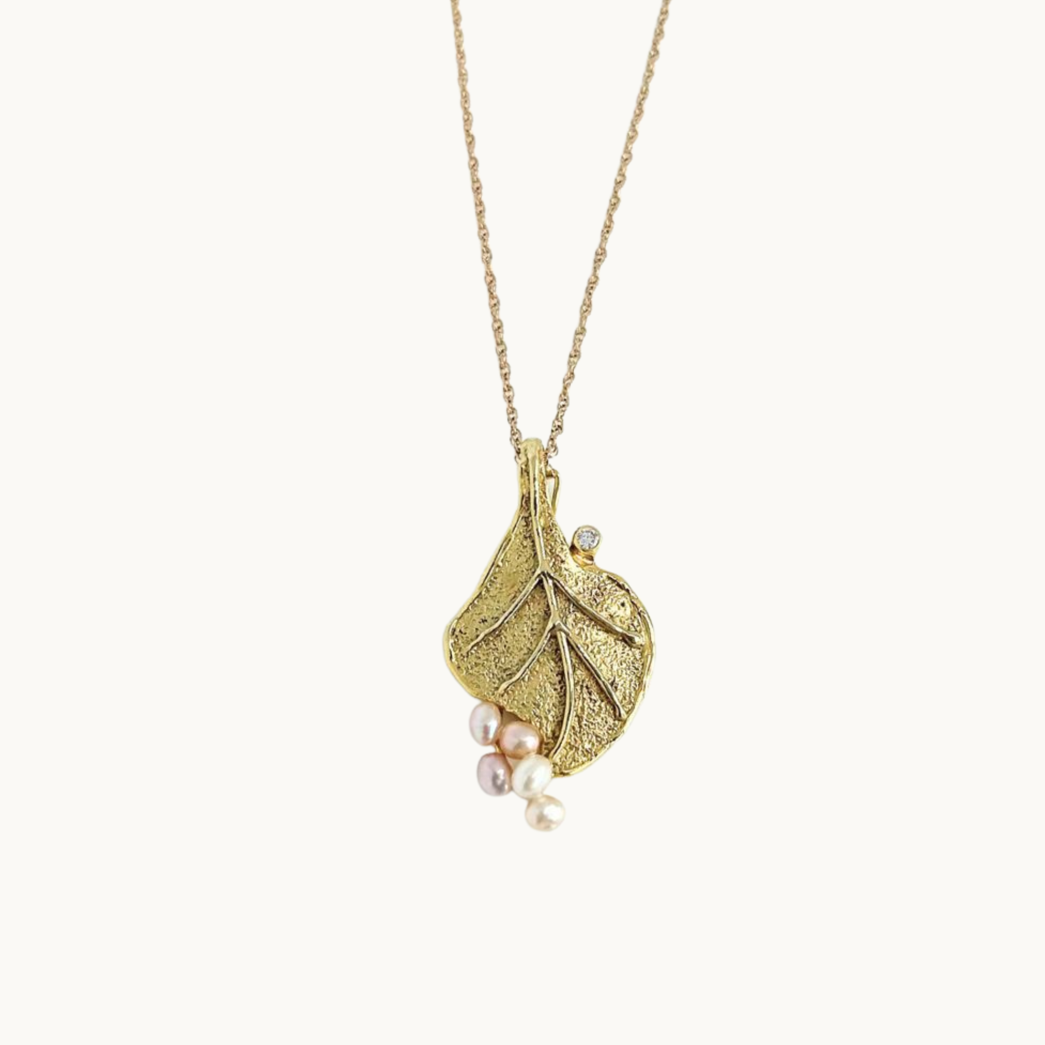Collier feuille BIRKS en or jaune 14K avec perles d'eau douces et diamant
