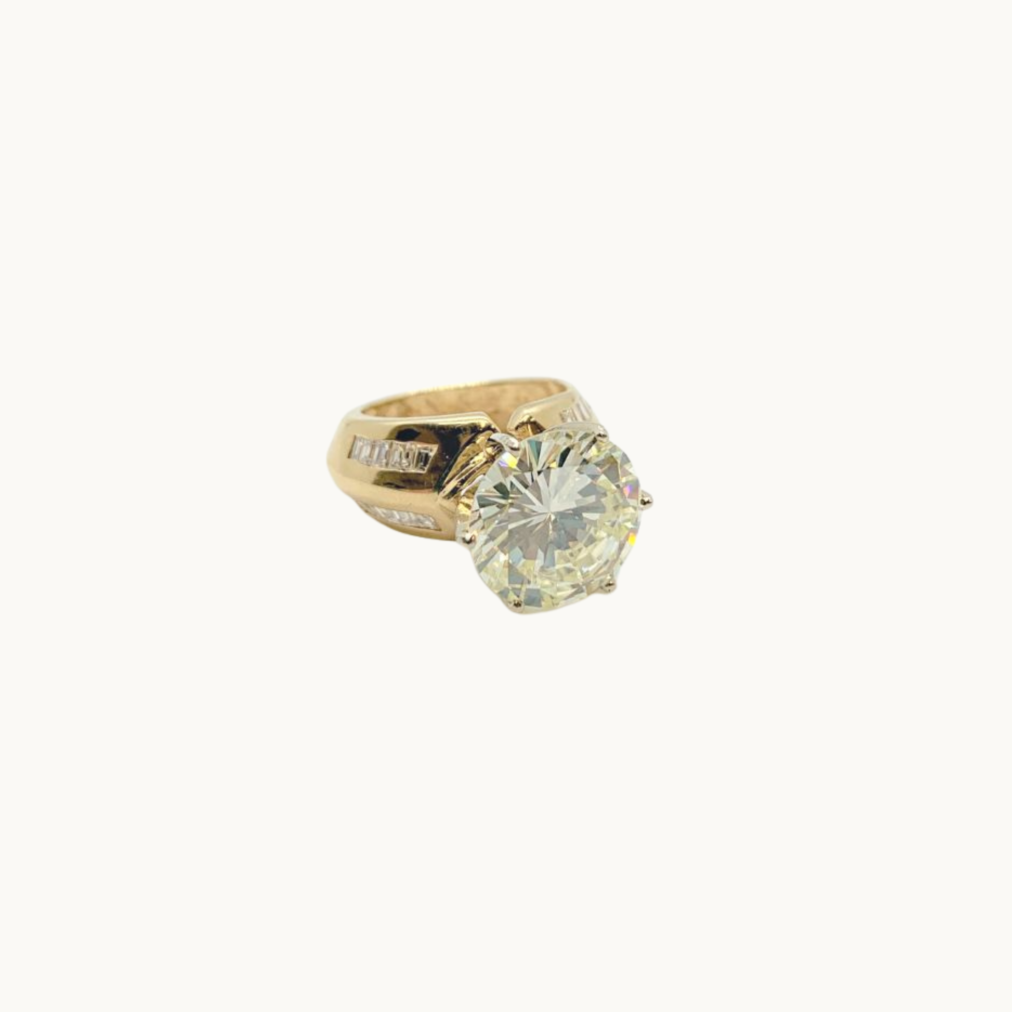 Solitaire ring in 14K yellow gold with diamonds