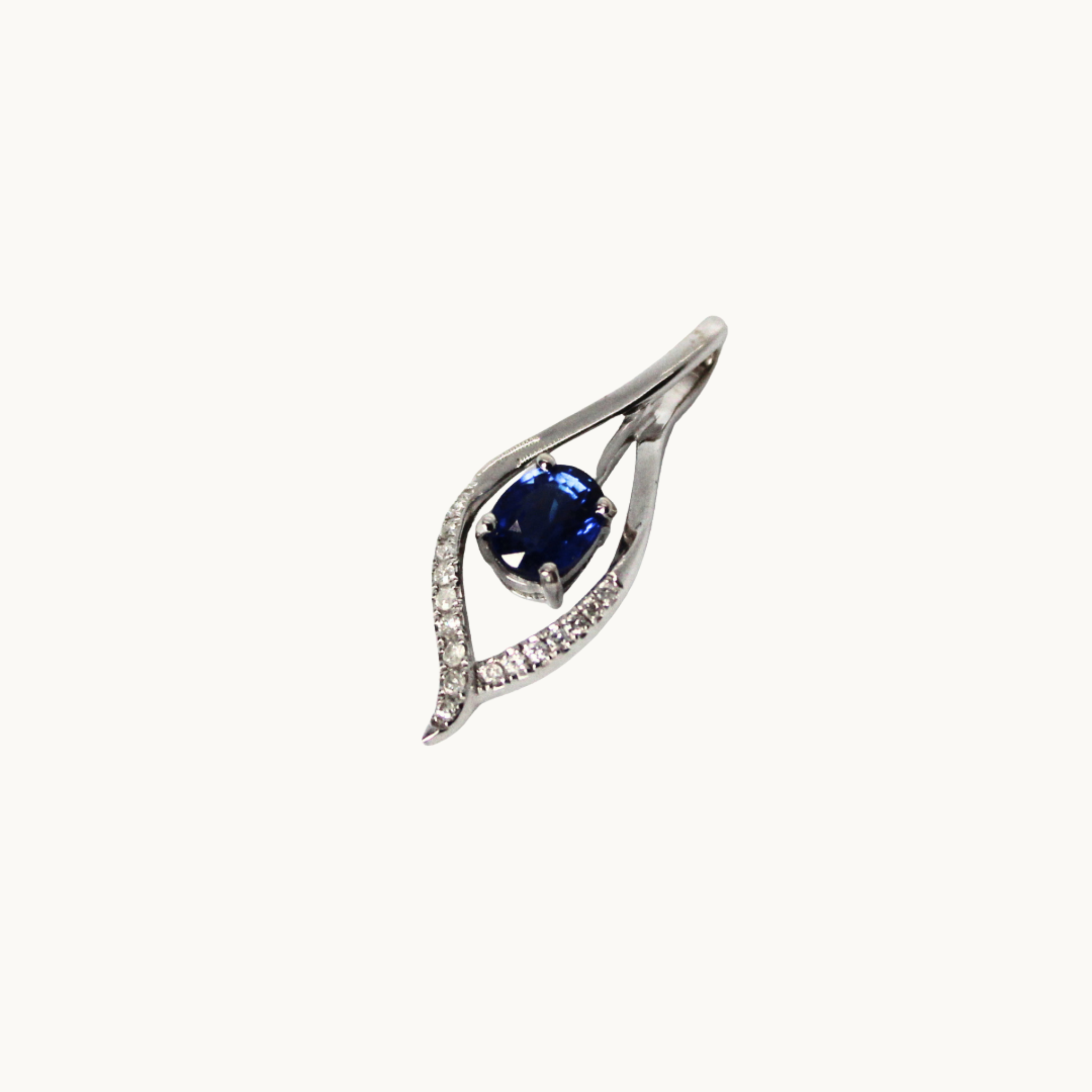 18K white gold pendant with sapphire and diamonds