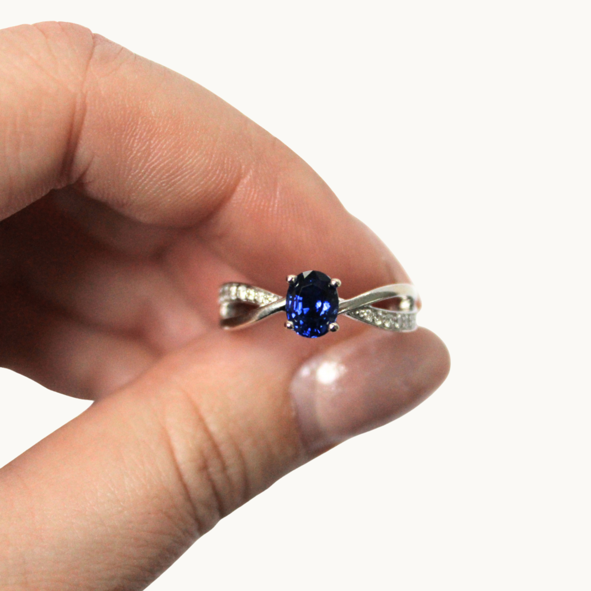 18K white gold ring with sapphire and diamonds