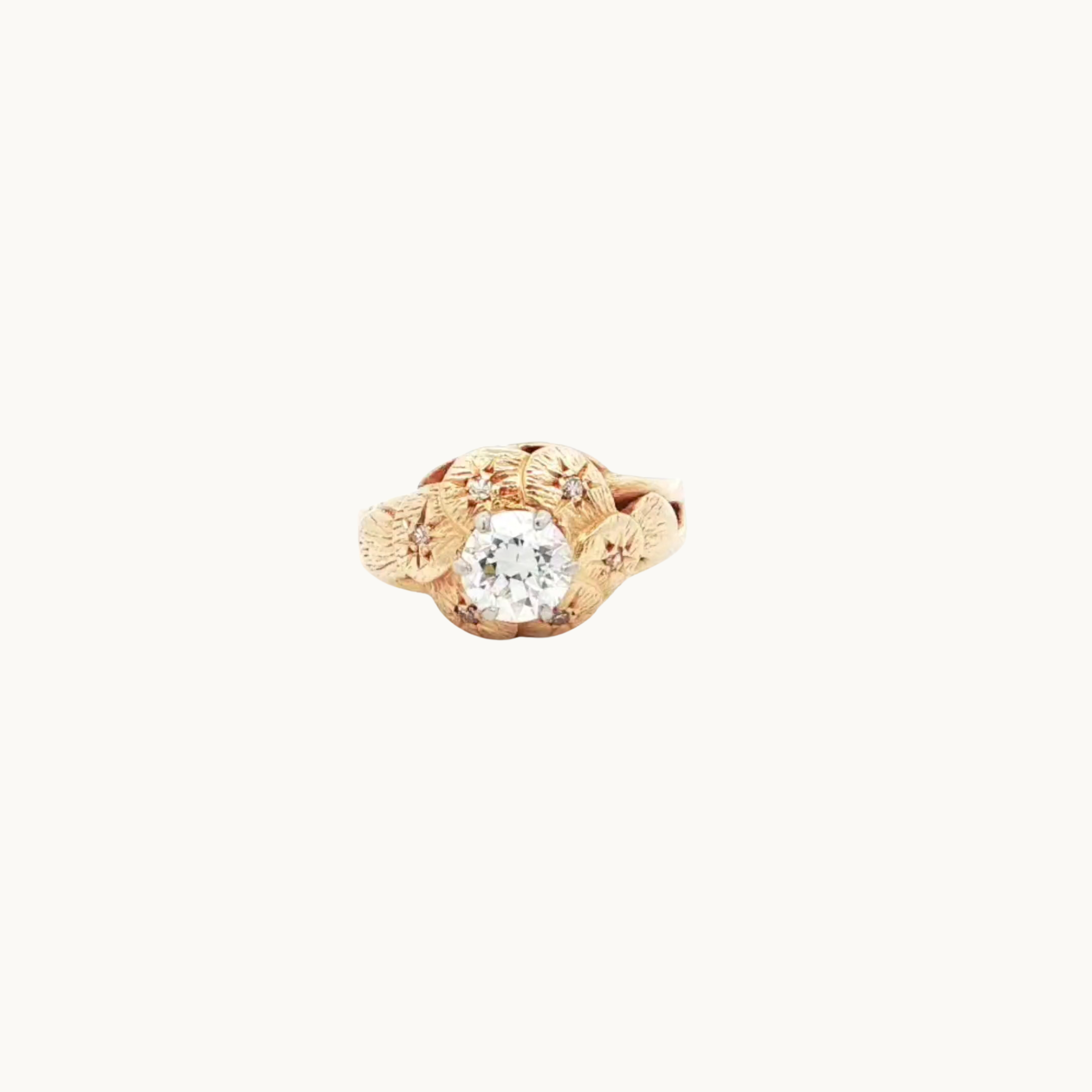 Solitaire ring in 14K yellow gold with diamonds
