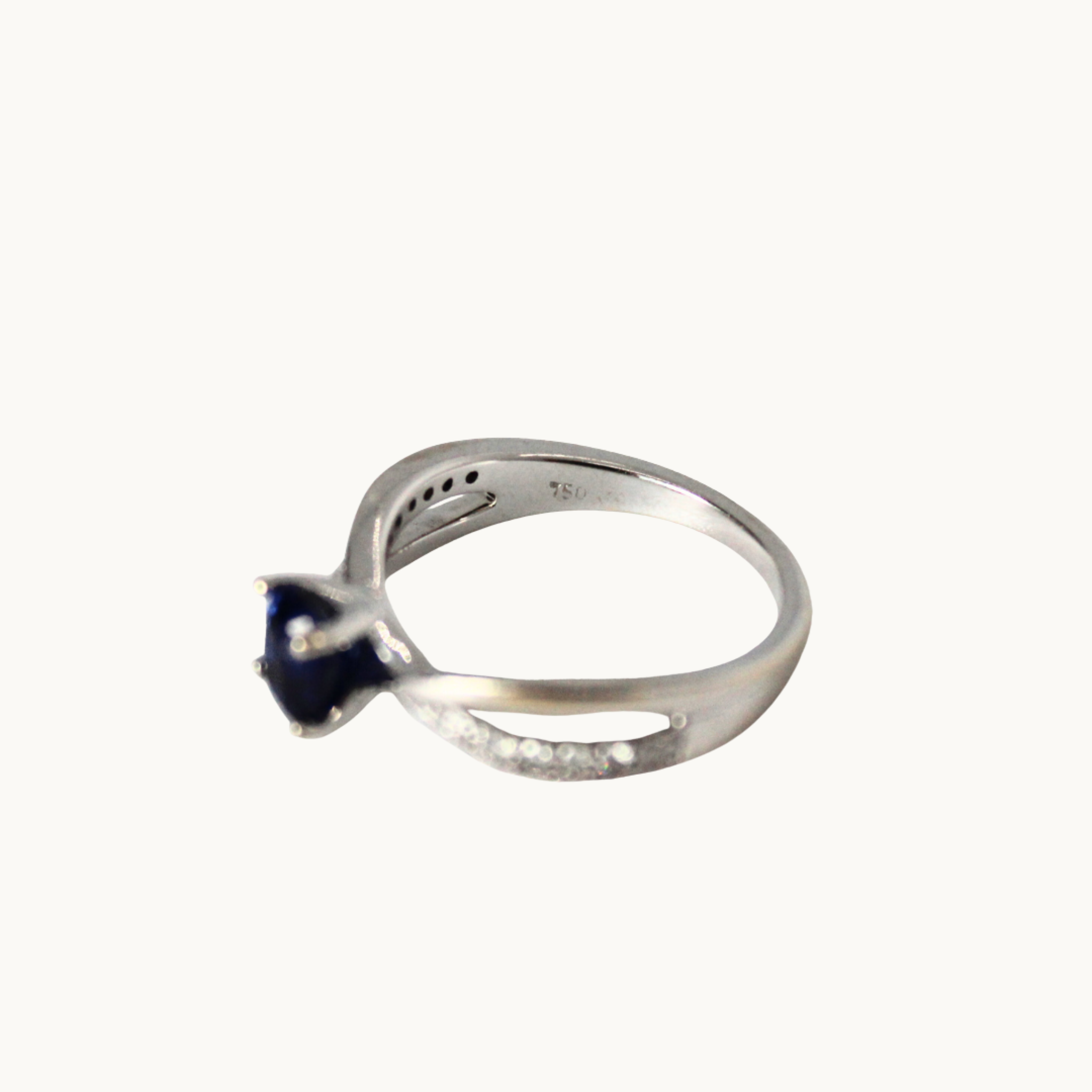 18K white gold ring with sapphire and diamonds
