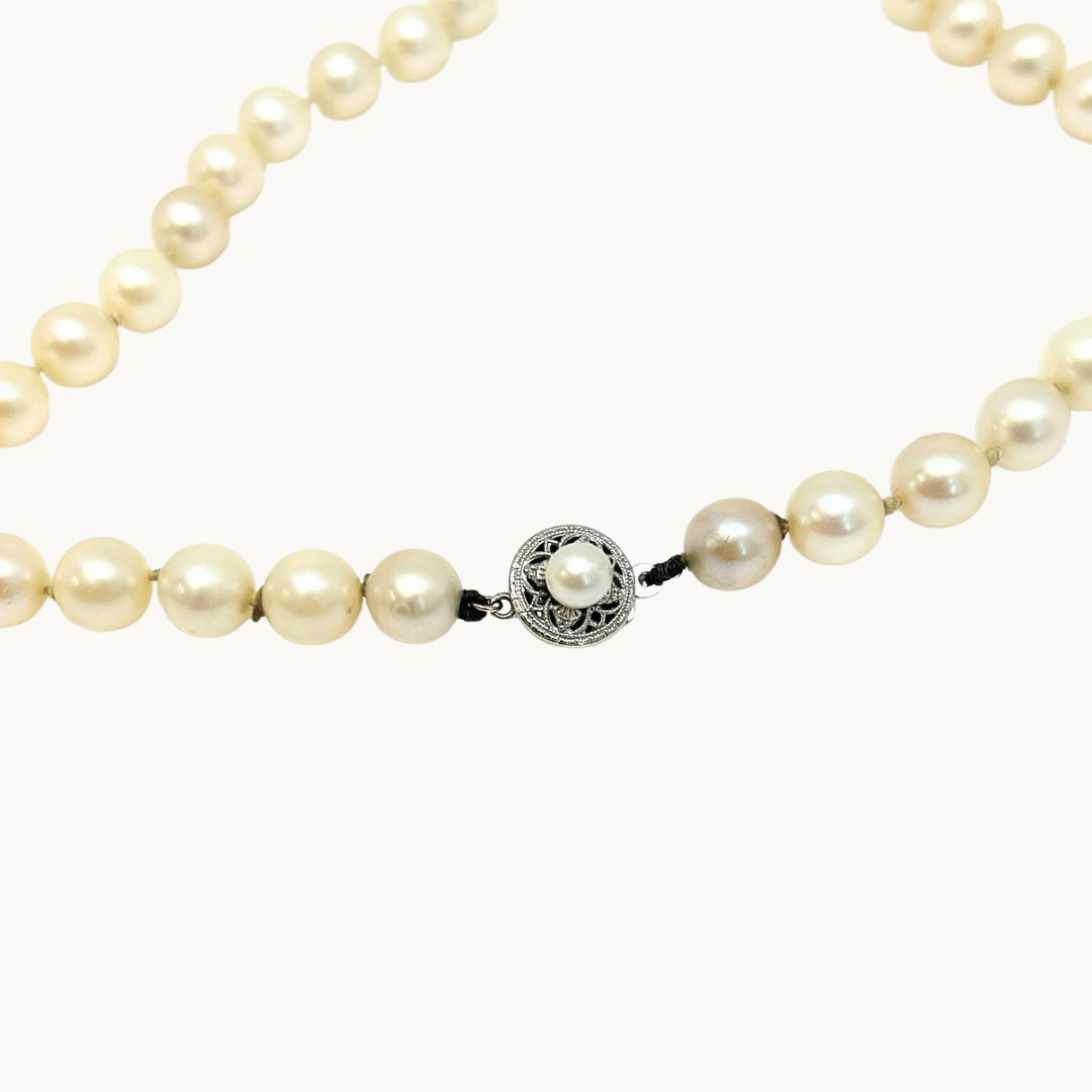 Short necklace of Akoya cultured pearls