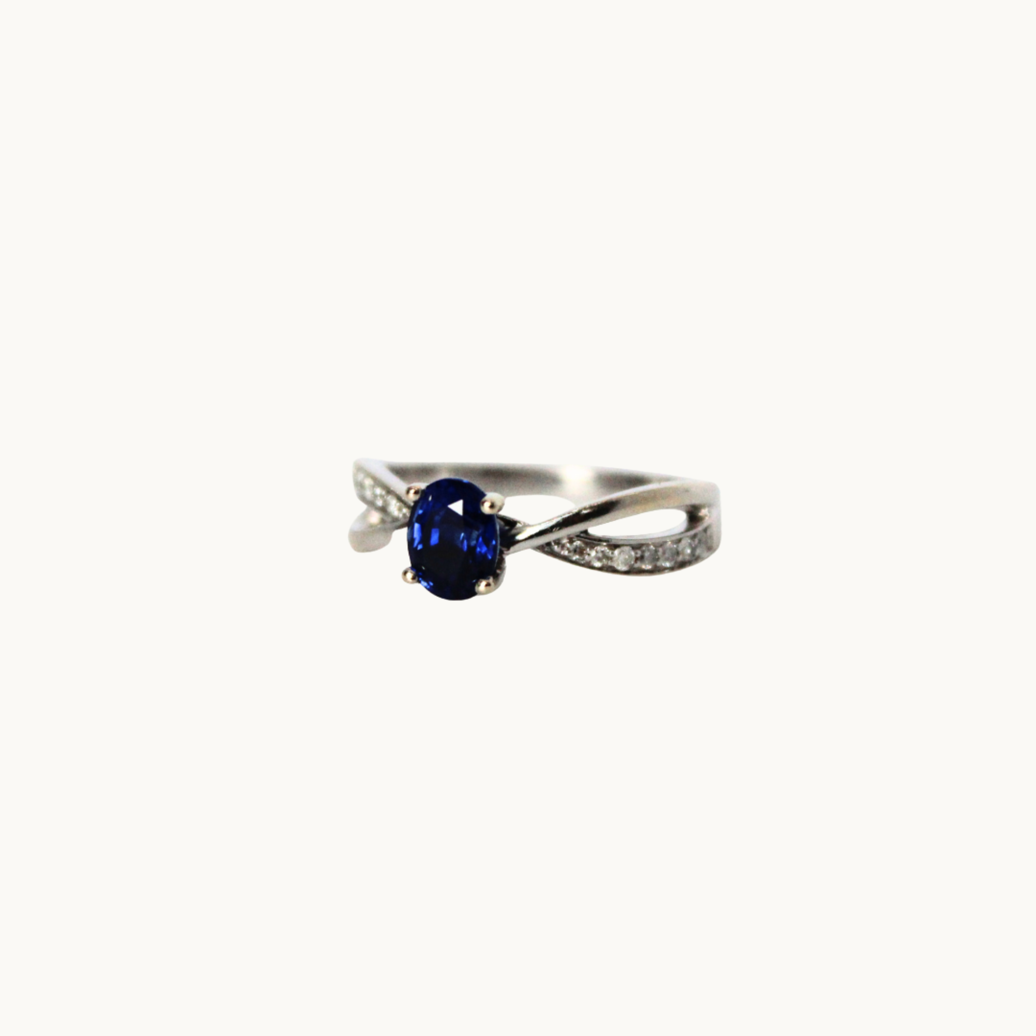 18K white gold ring with sapphire and diamonds