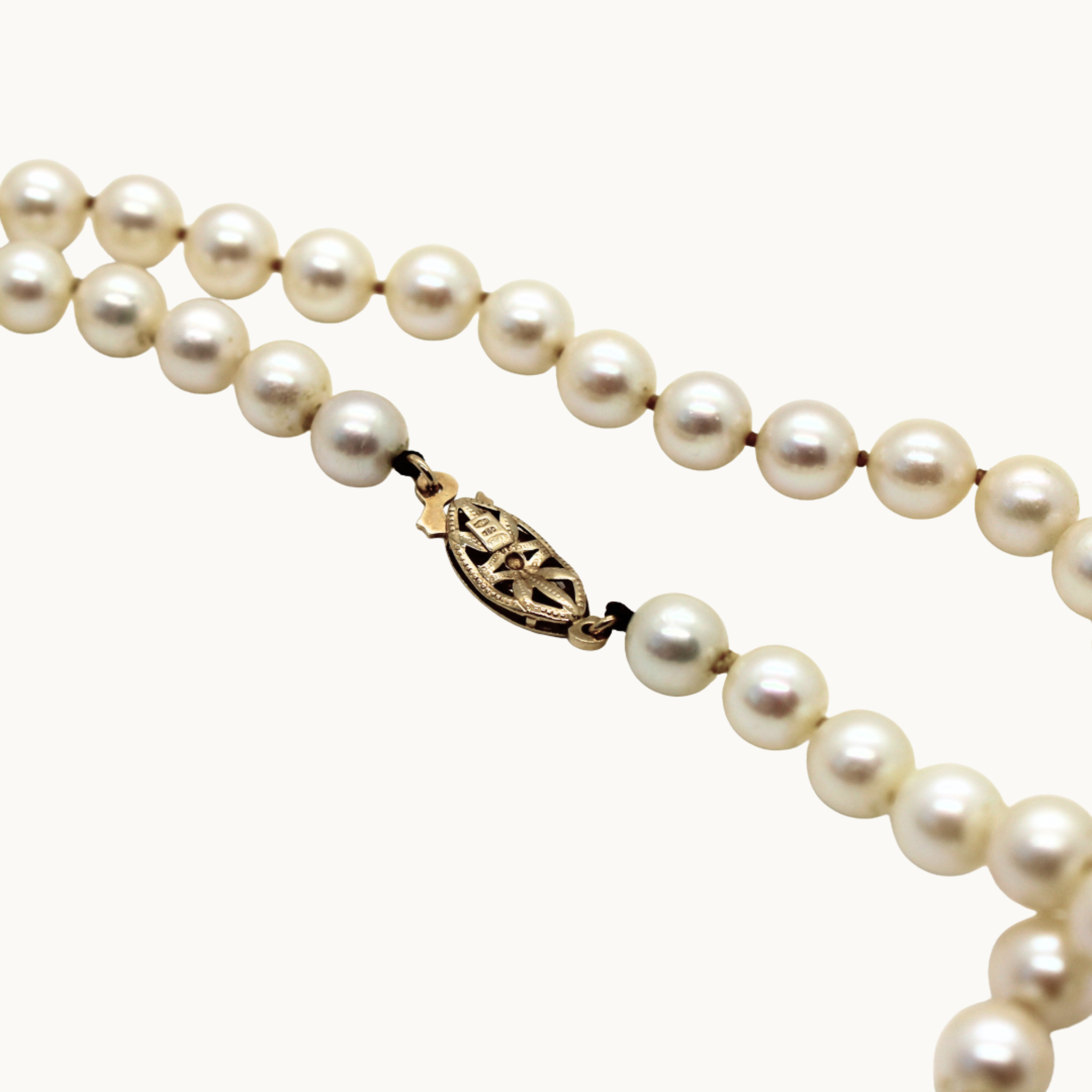 Akoya pearl necklace with 18K yellow gold clasp
