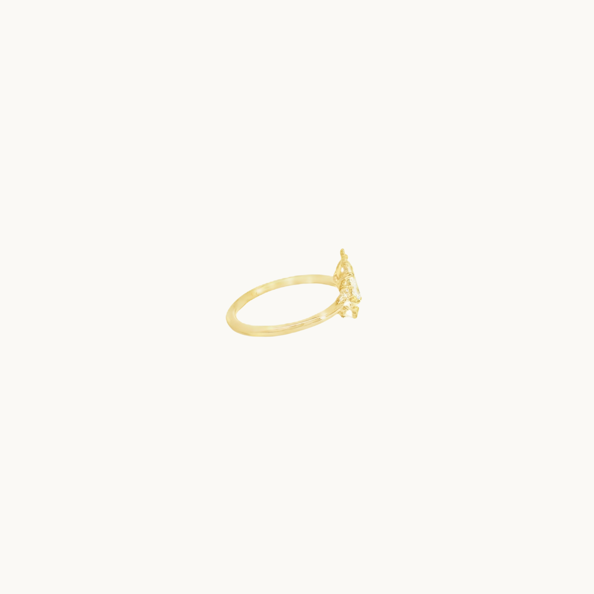 14K yellow gold star-shaped ring with diamonds