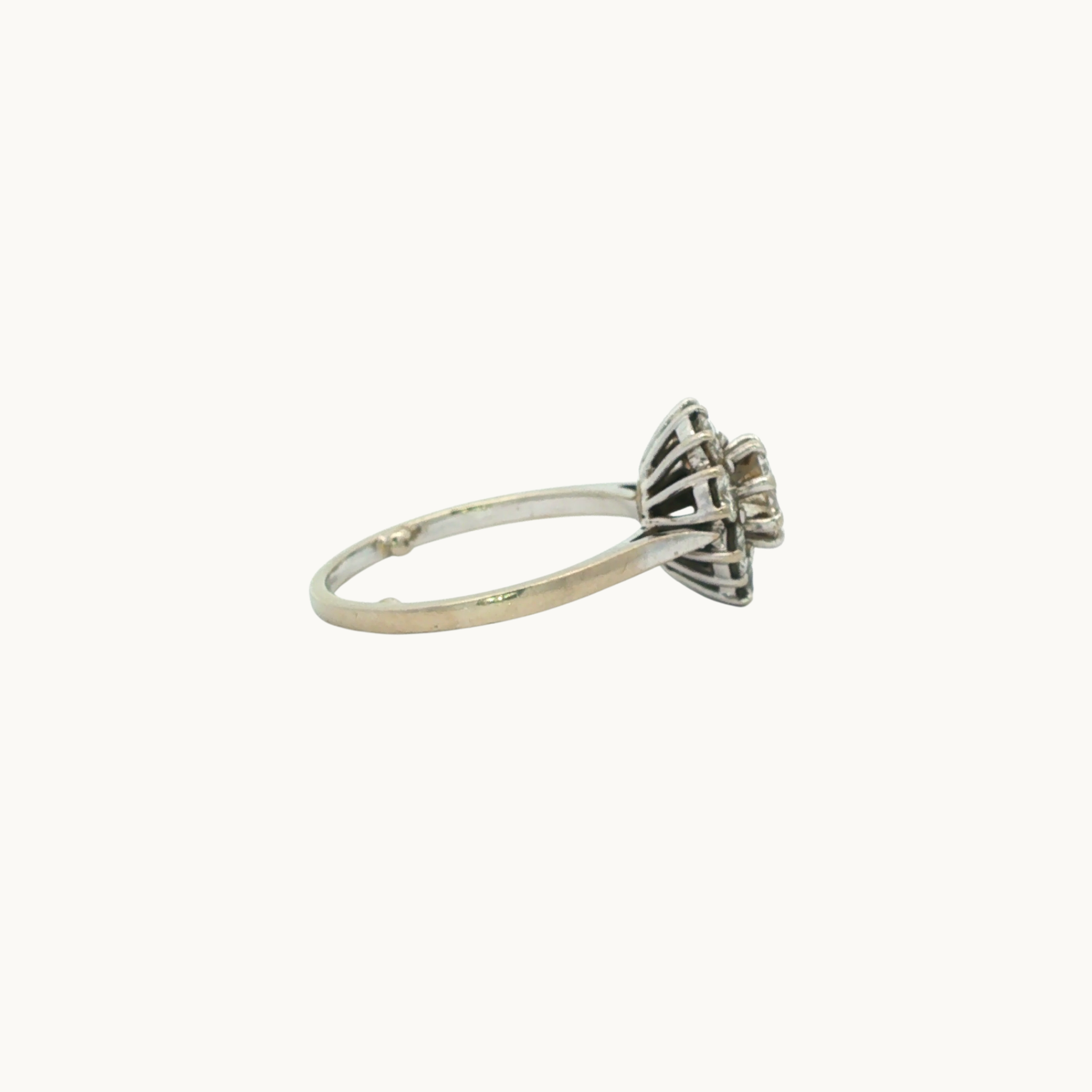 Bague Solitaire en Or Blanc 14K avec Halo de Diamants
