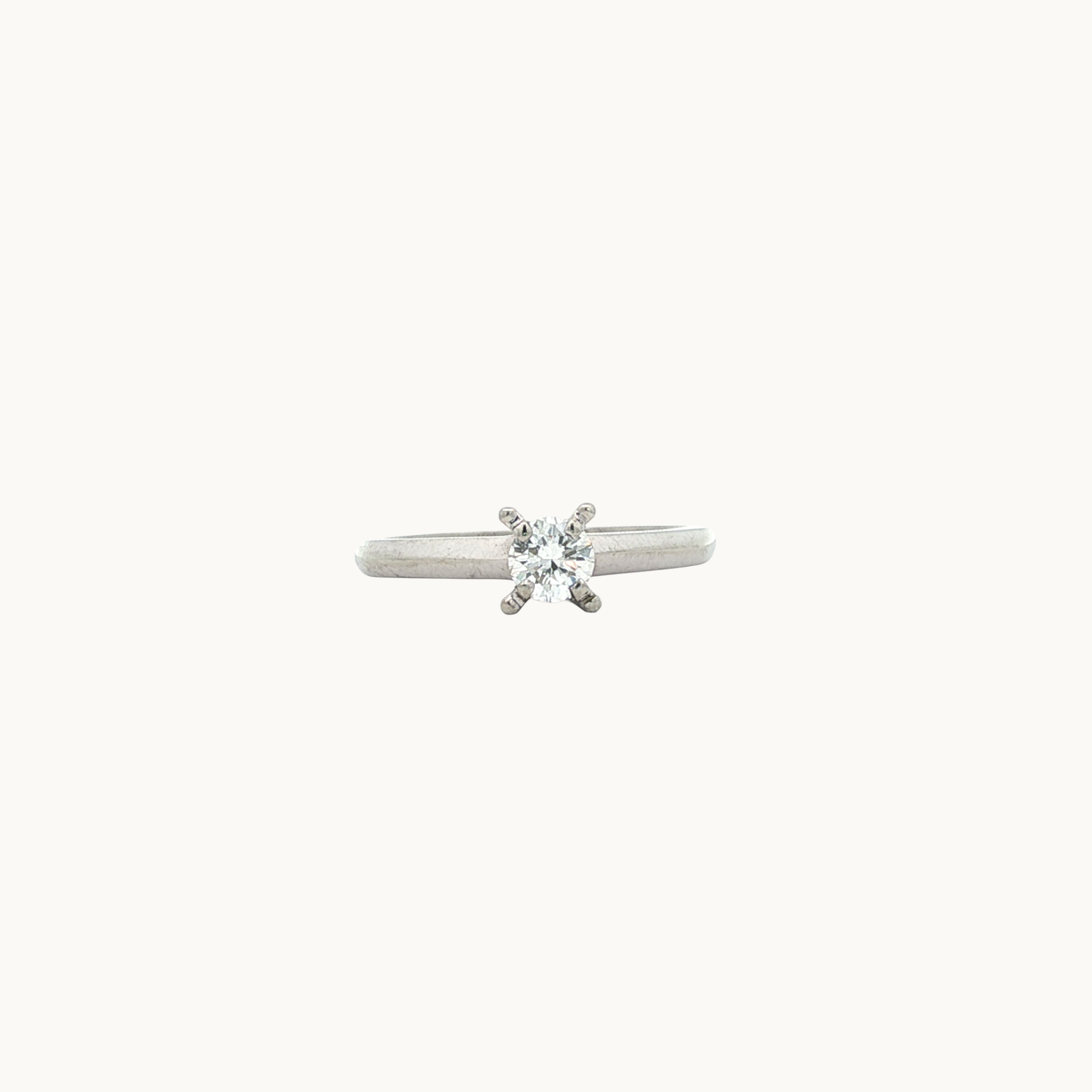 Bague solitaire en Or blanc 18K avec Diamant