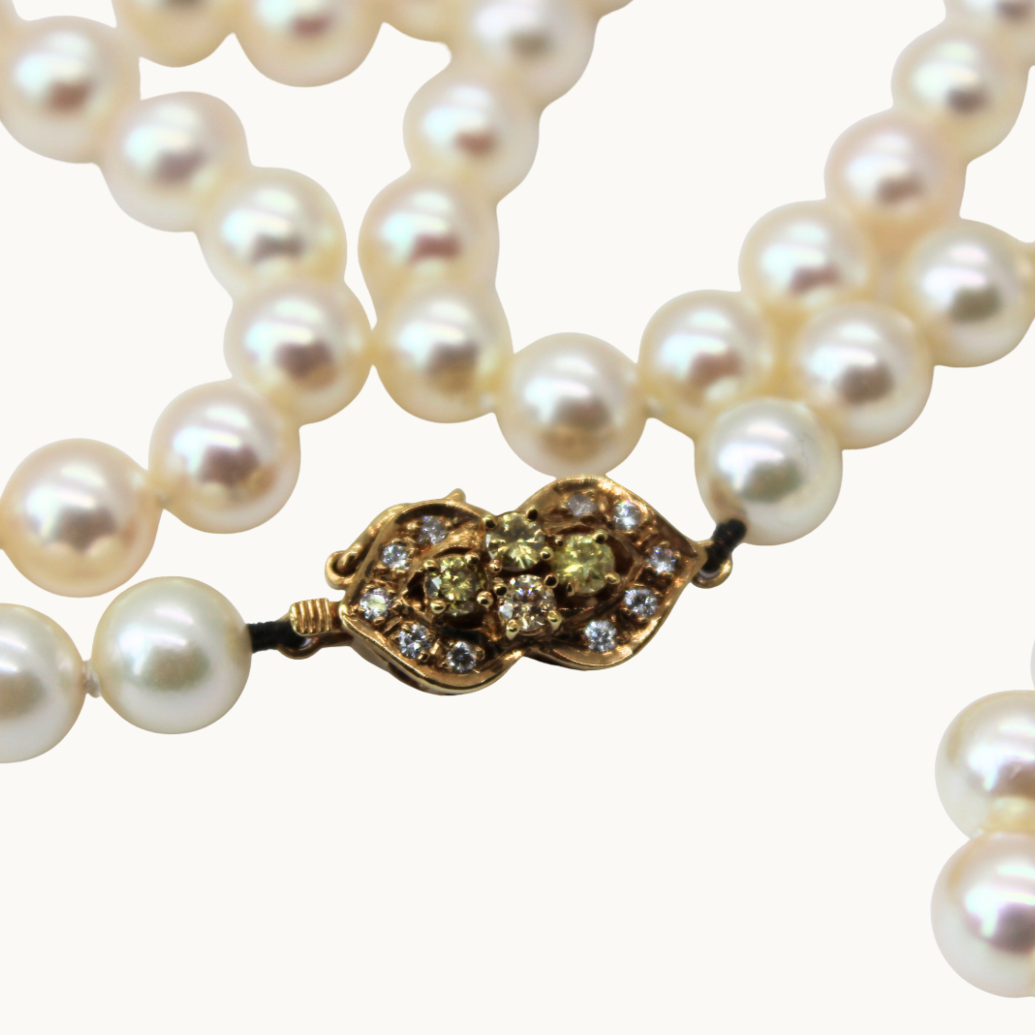 Pearl necklace with 18K gold clasp and diamonds