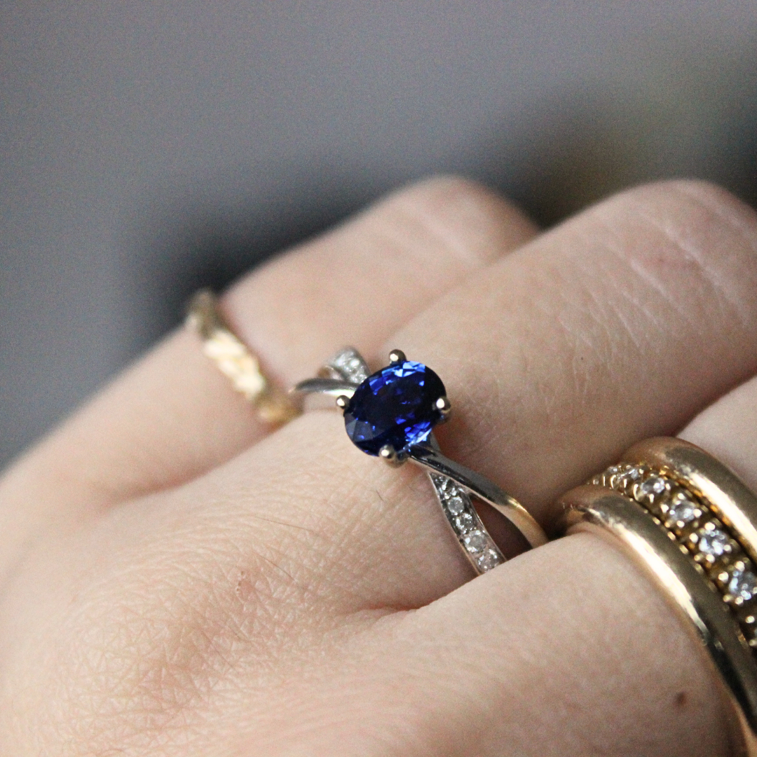 18K white gold ring with sapphire and diamonds
