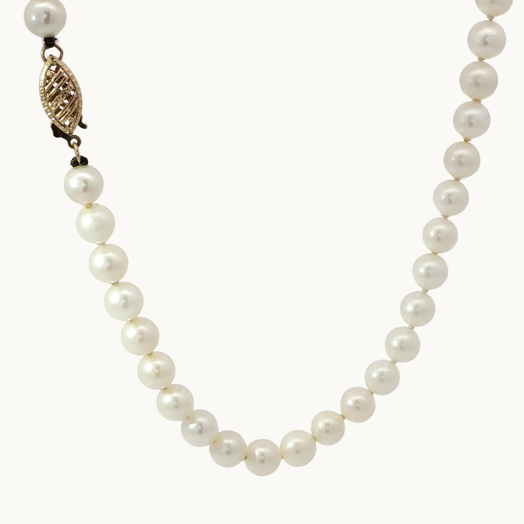 Collier de perles Akoya avec fermoir en or jaune 14K