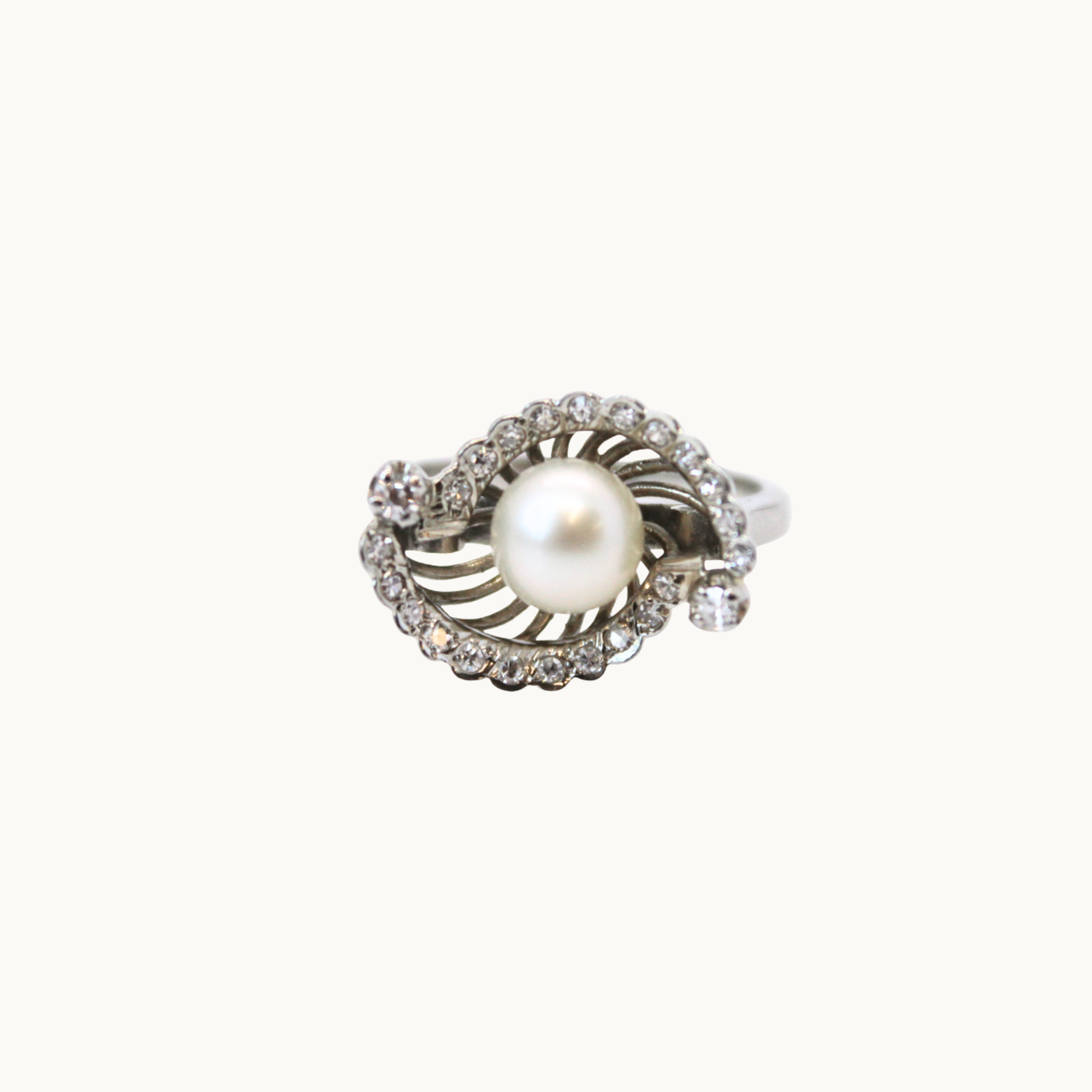 18K White Gold Ring with Pearl and Diamonds