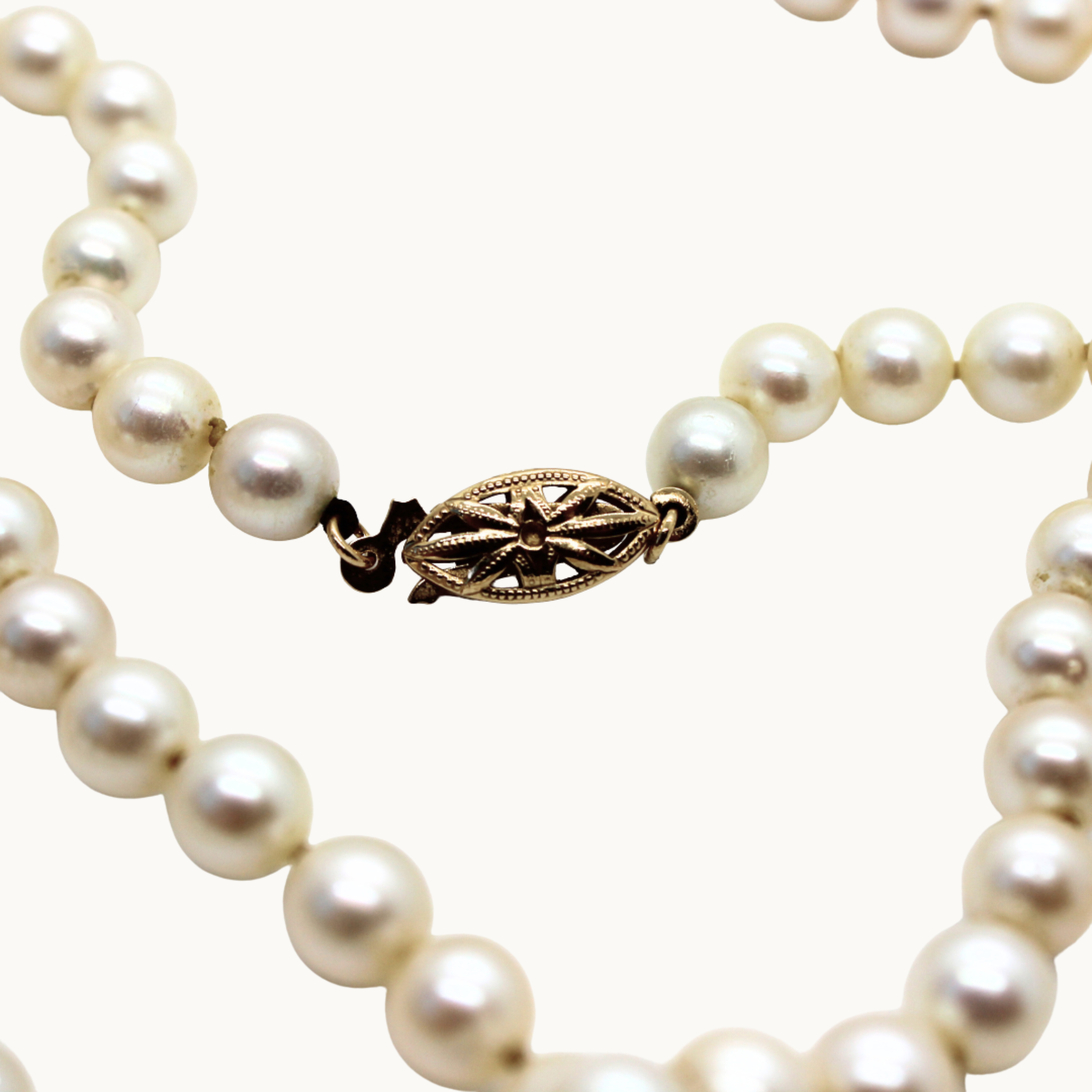 Akoya pearl necklace with 18K yellow gold clasp