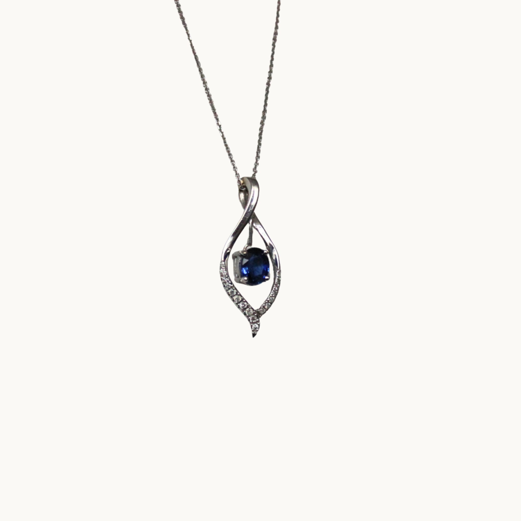 18K white gold pendant with sapphire and diamonds