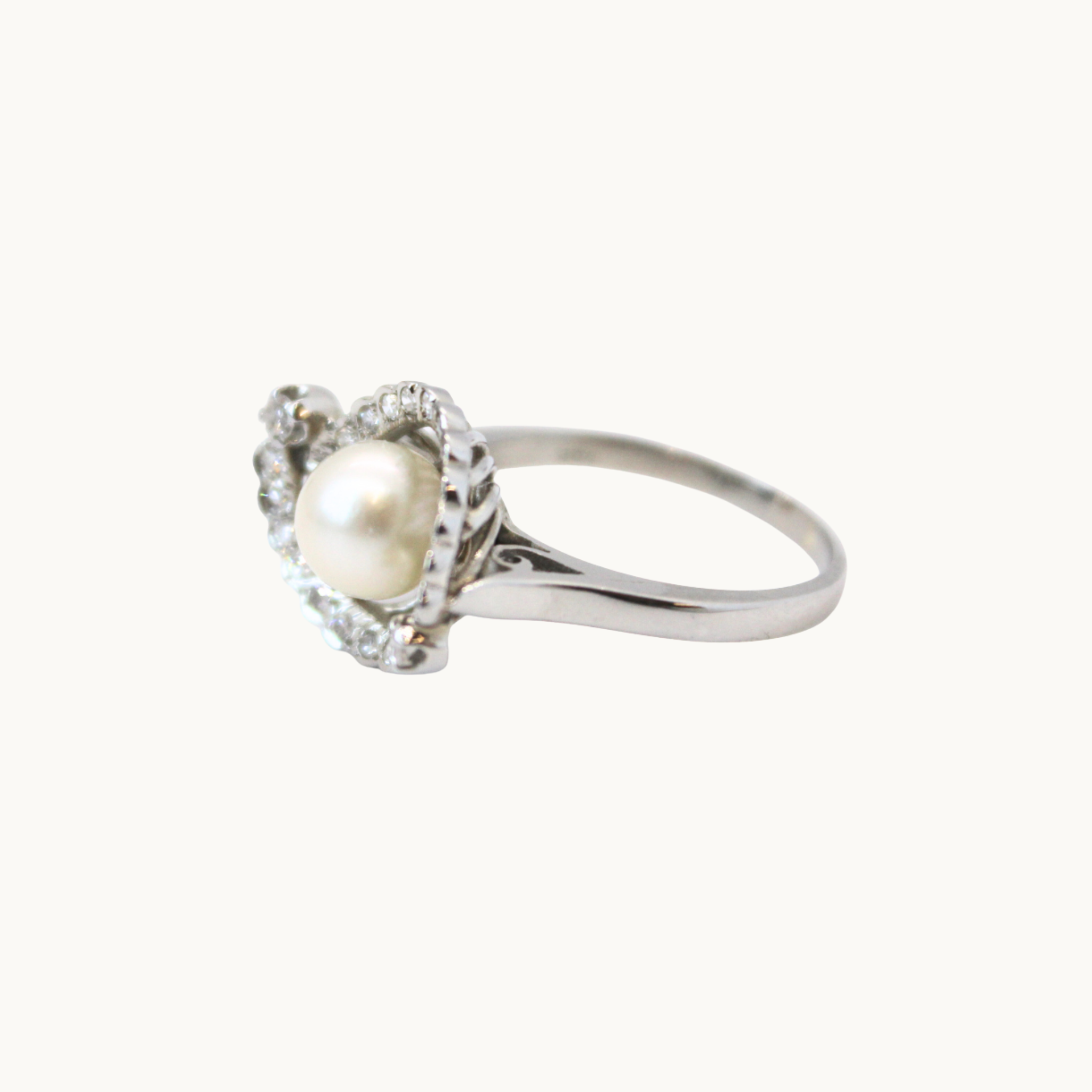 18K White Gold Ring with Pearl and Diamonds