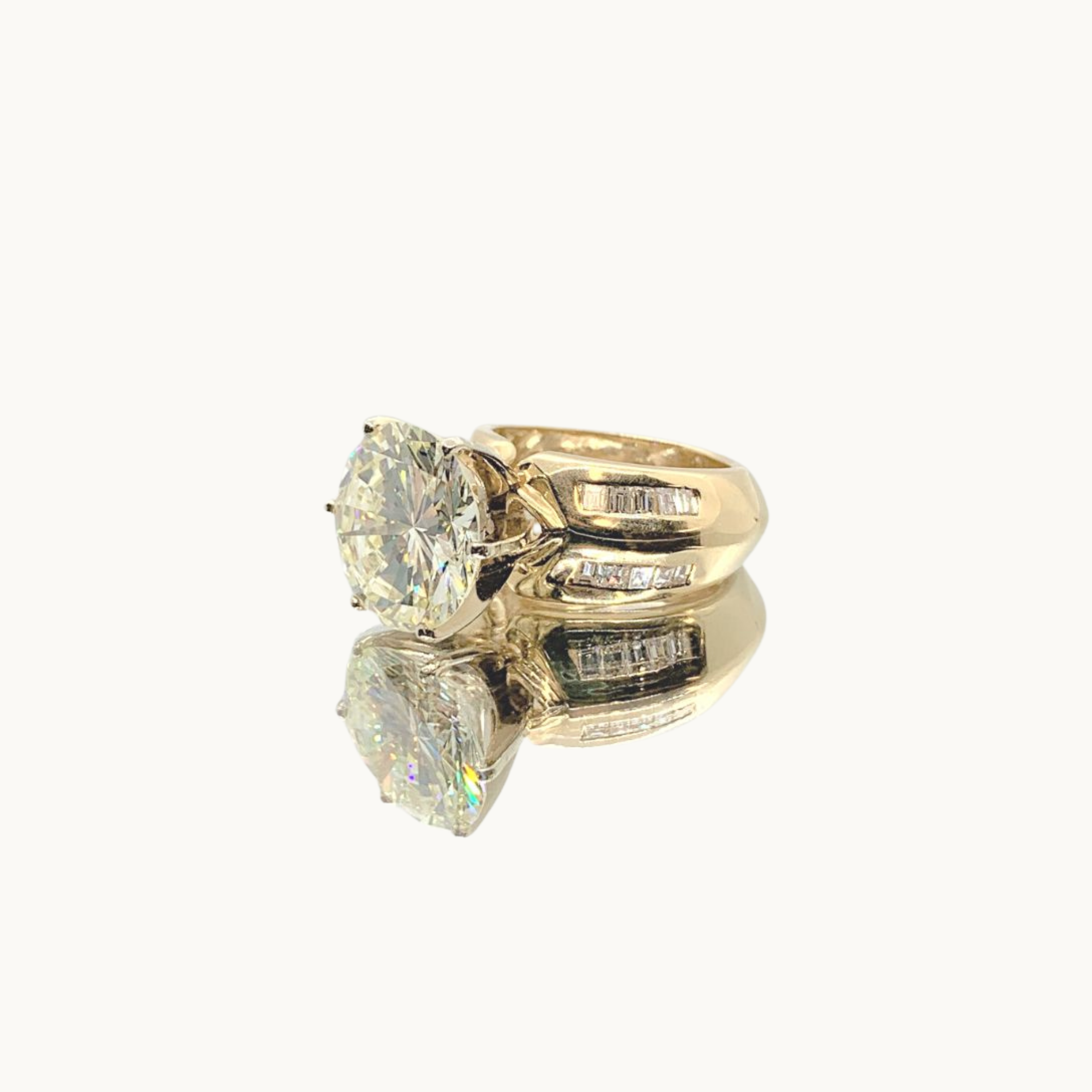 Solitaire ring in 14K yellow gold with diamonds