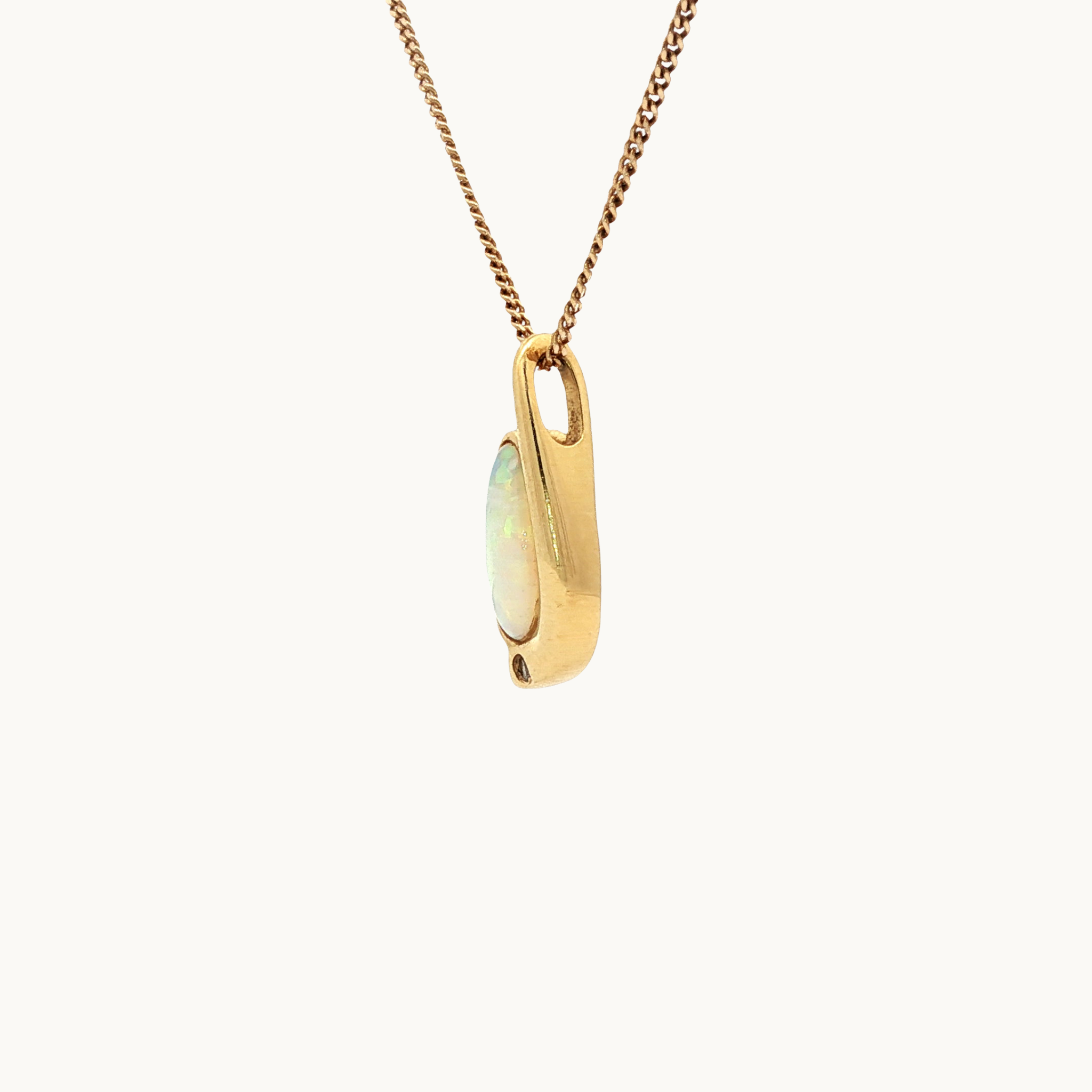 18K Yellow Gold Pendant with Opal