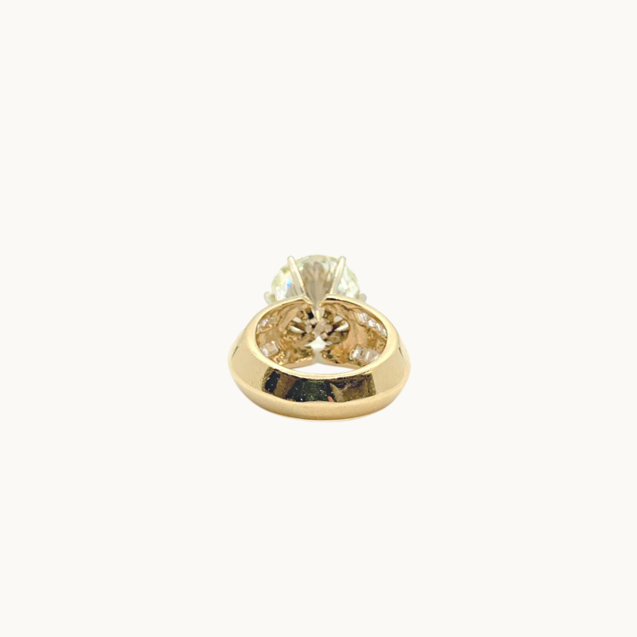 Solitaire ring in 14K yellow gold with diamonds