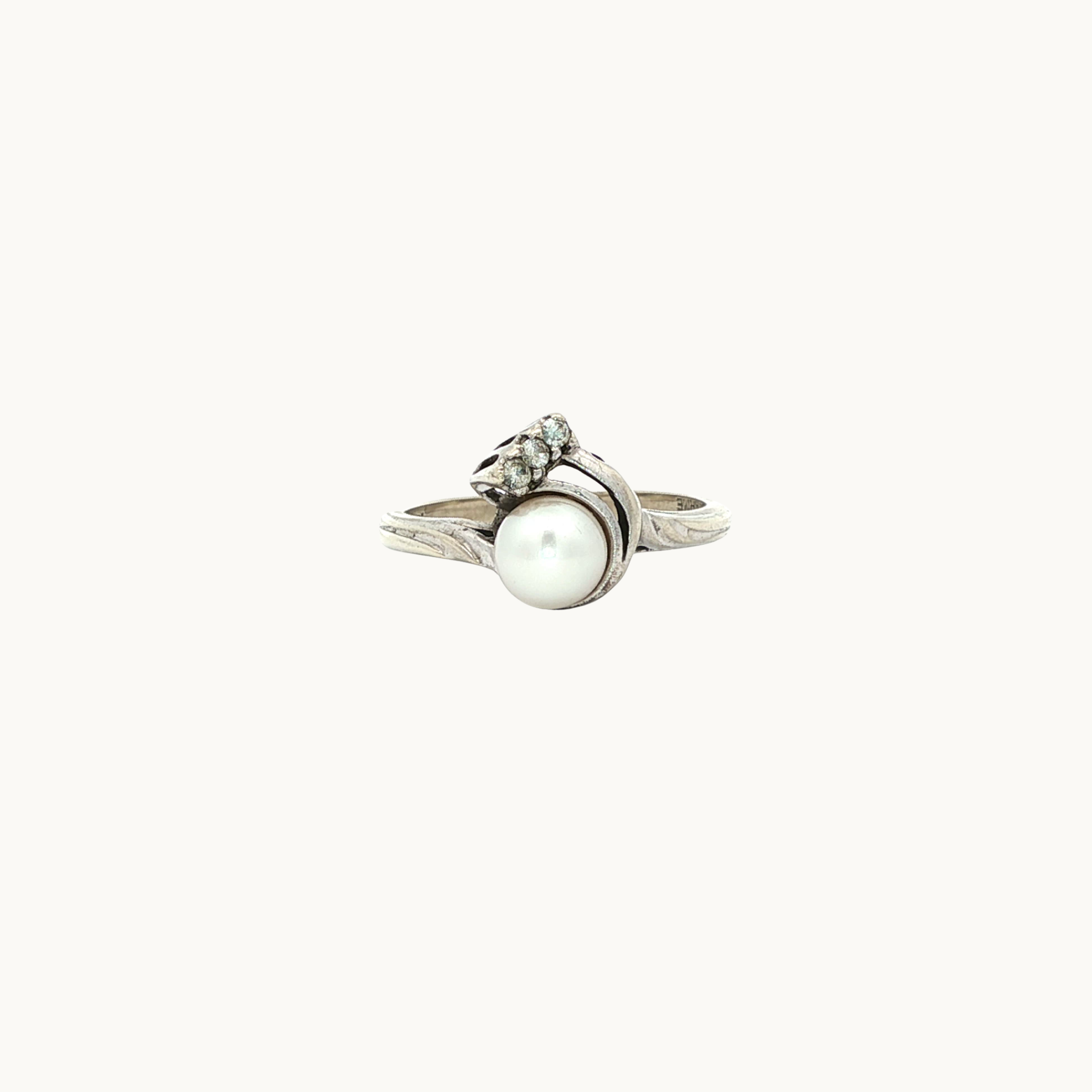 Bague Solitaire en Or blanc 10K avec Perle Akoya et Diamants
