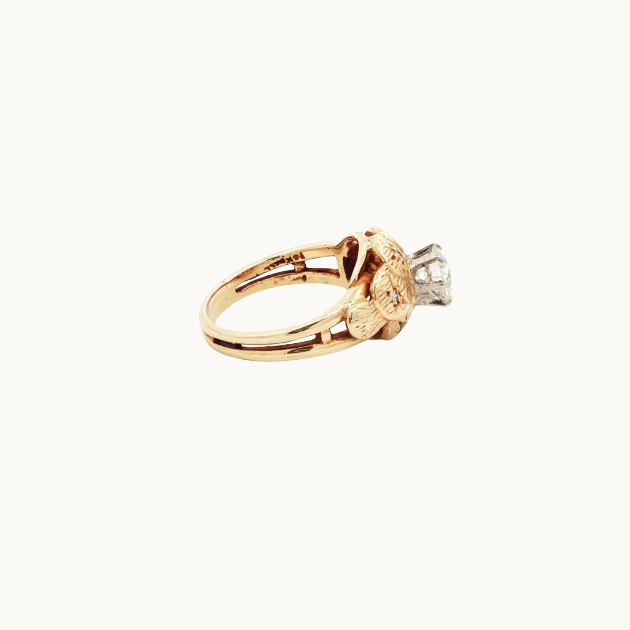 Solitaire ring in 14K yellow gold with diamonds
