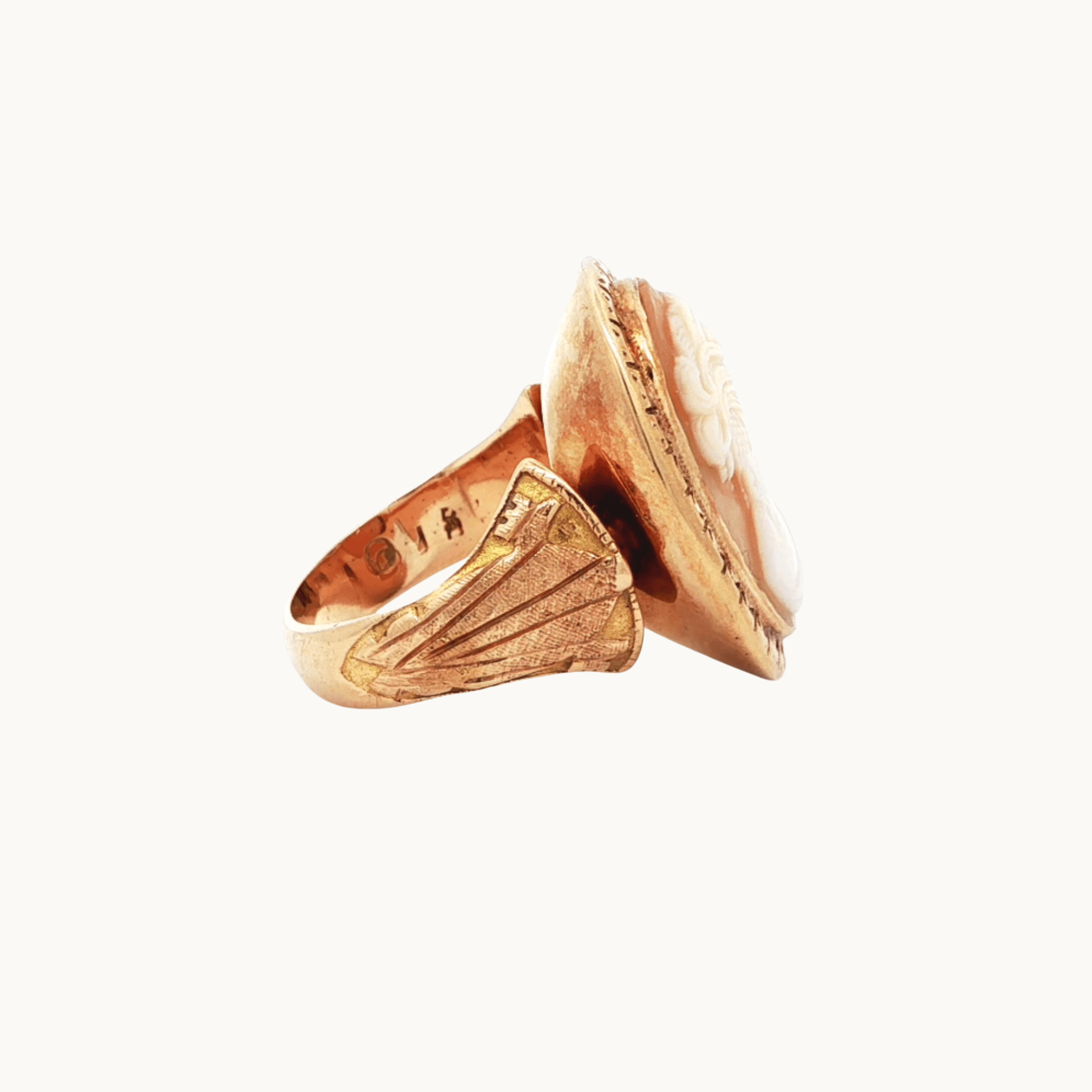 Bague Camée en Or Jaune 15-16K avec Coquillage