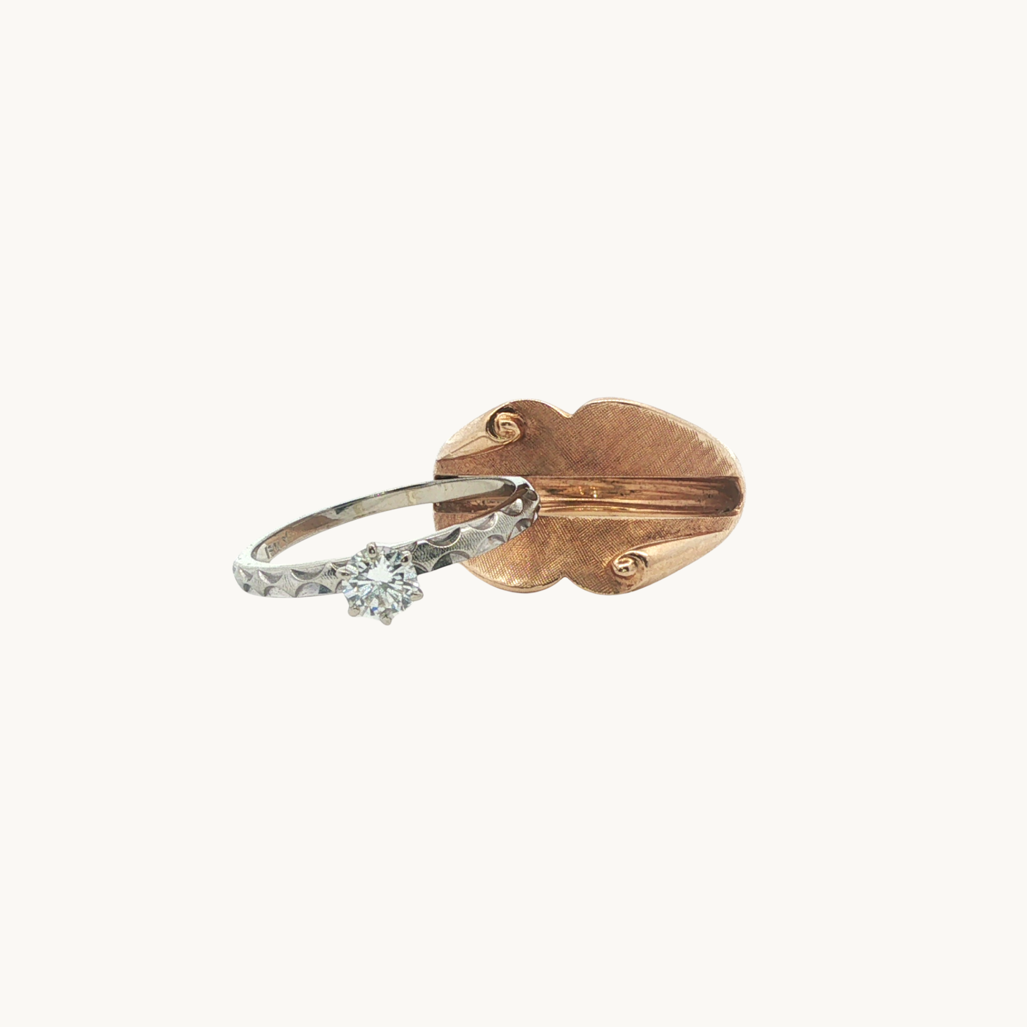 Bague Double Emboitable avec Alliance en Or jaune 14K et Solitaire en Or Blanc 18K avec Diamants