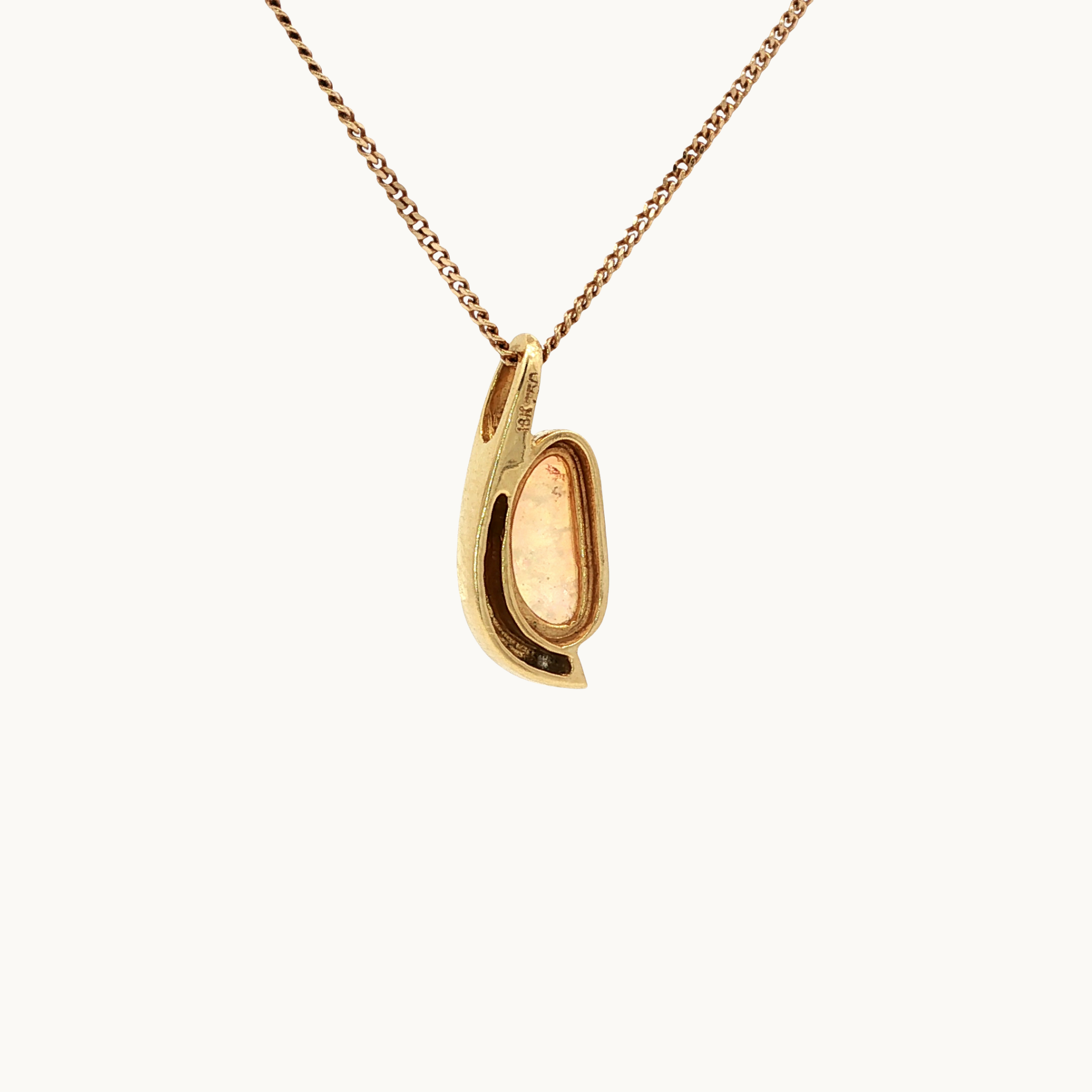 18K Yellow Gold Pendant with Opal