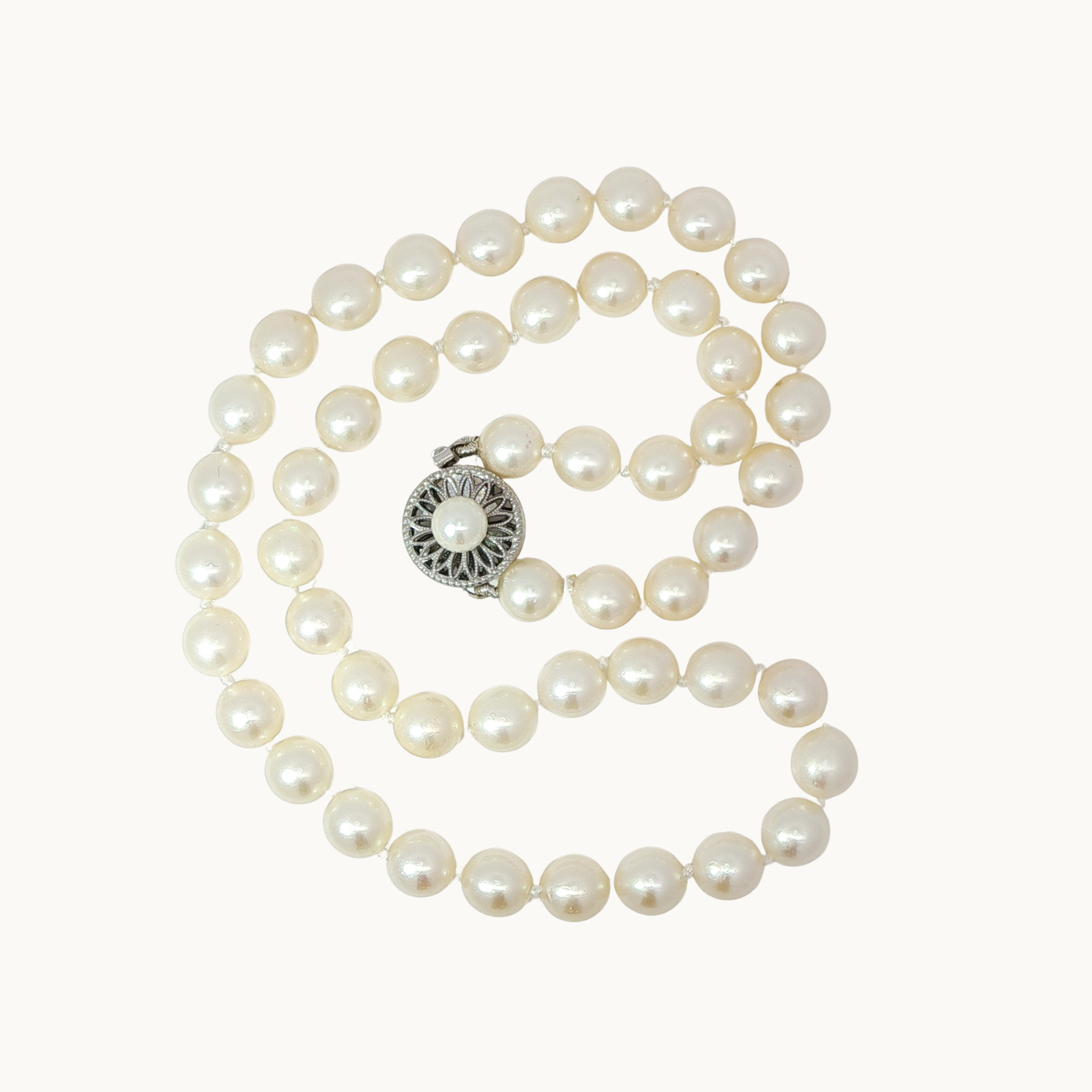 Collier de perles de culture avec fermoir en or blanc
