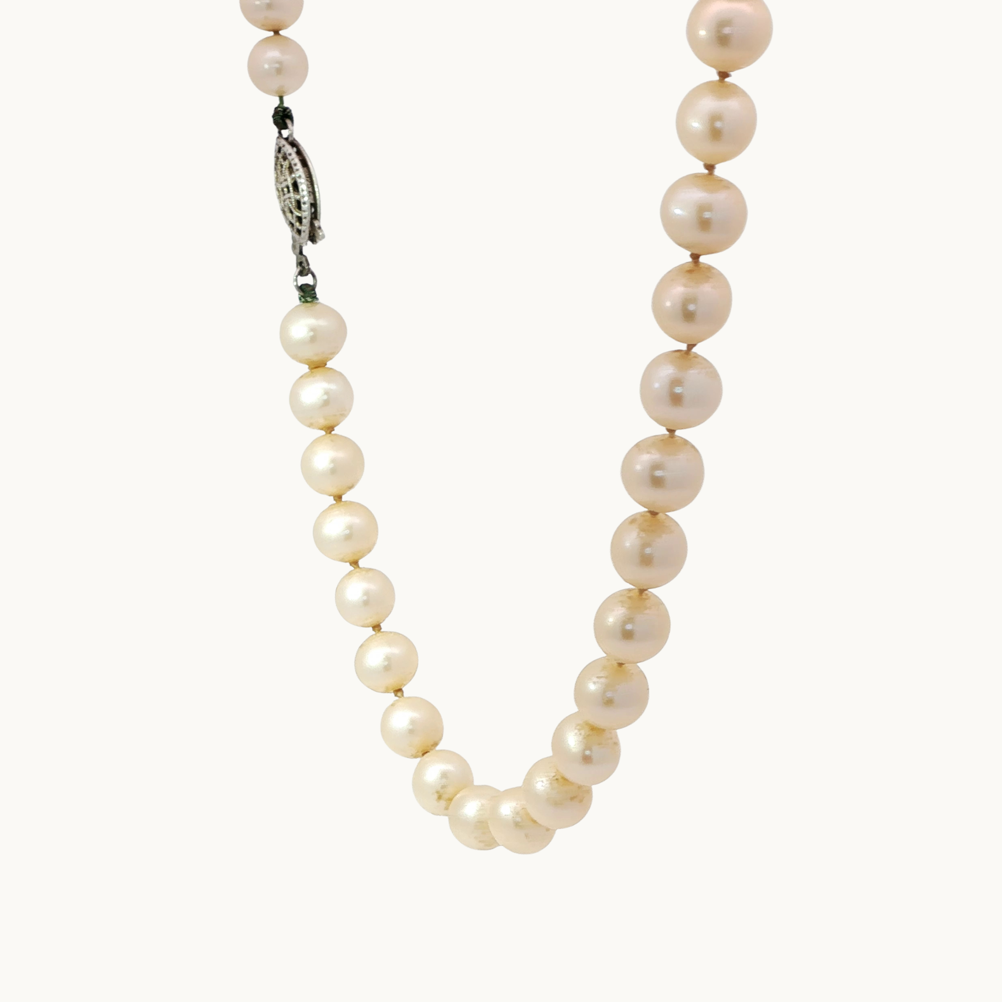 Freshwater pearl necklace with silver clasp