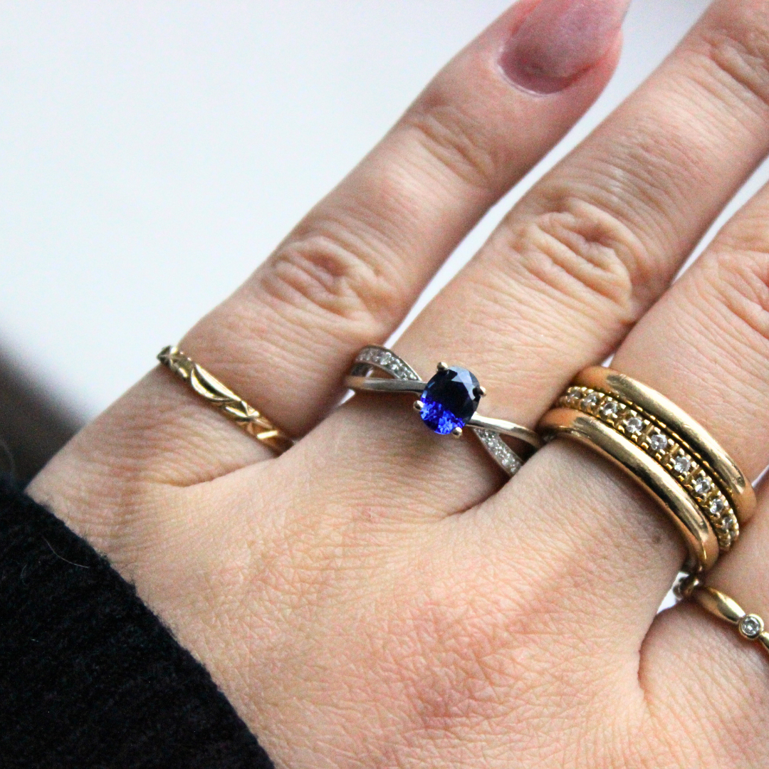 18K white gold ring with sapphire and diamonds