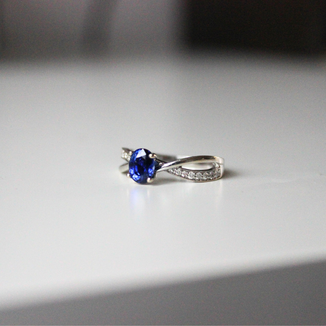 18K white gold ring with sapphire and diamonds