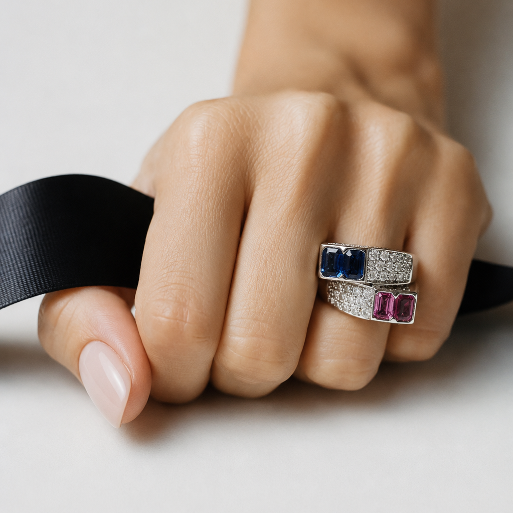 Bague en Or blanc 18K avec Saphirs roses, Saphirs bleus et pavée de diamant