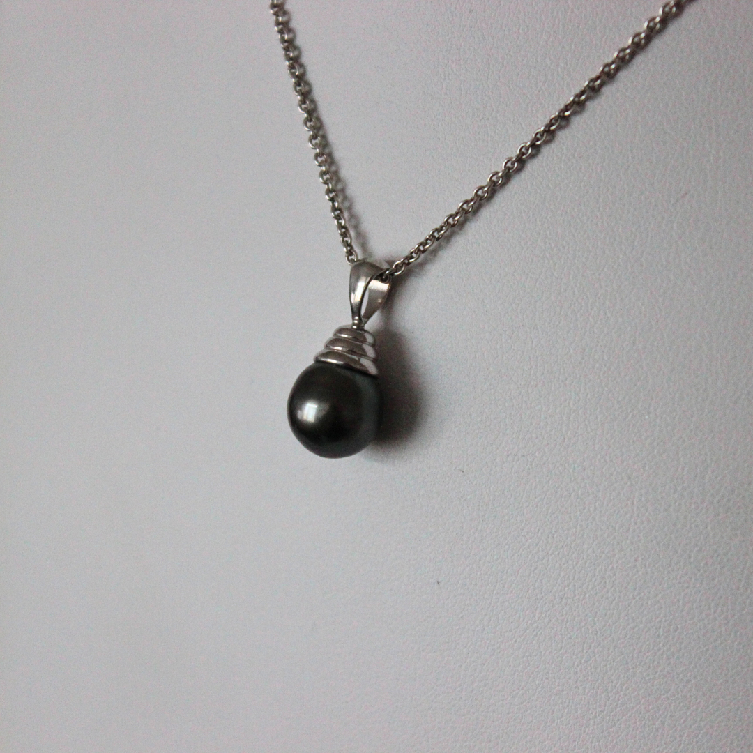Tahitian pearl pendant