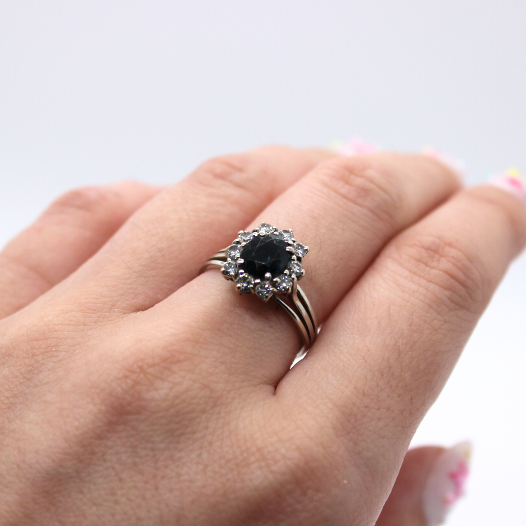 White gold pompadour ring with sapphire and diamonds