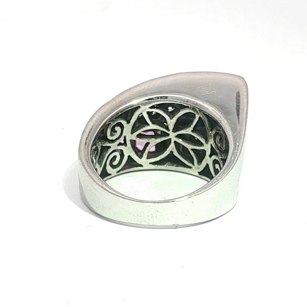 Bague en Or blanc 18K avec Saphirs roses, Saphirs bleus et pavée de diamant